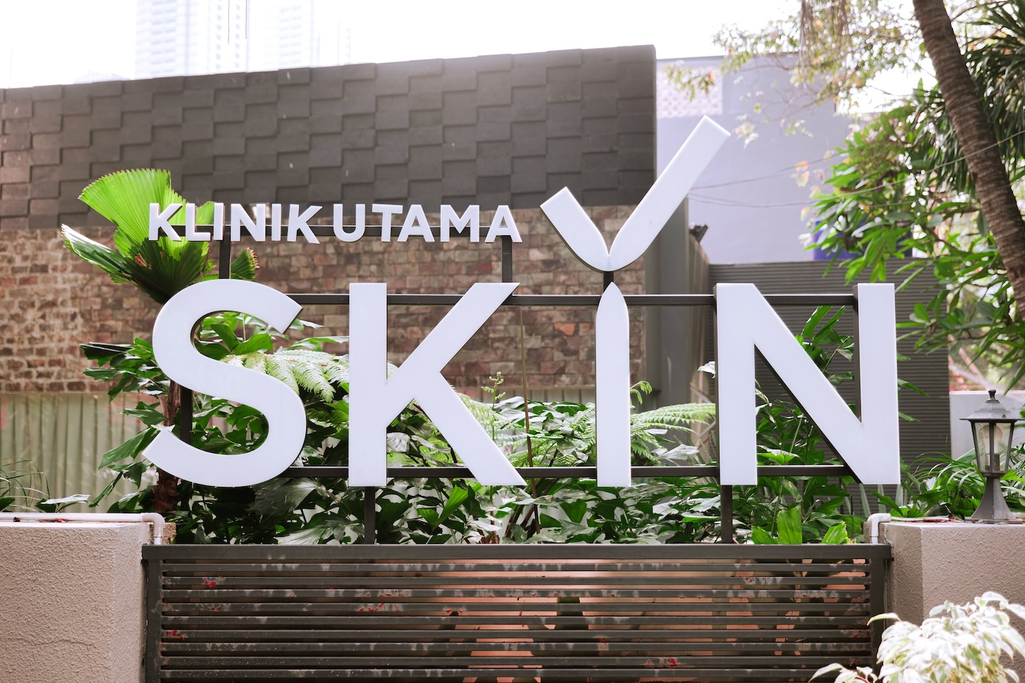 SKYN Clinic — Signage eksterior