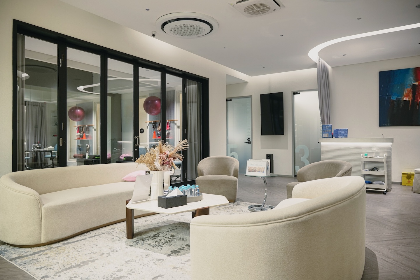 SKYN Clinic — Ruang tunggu