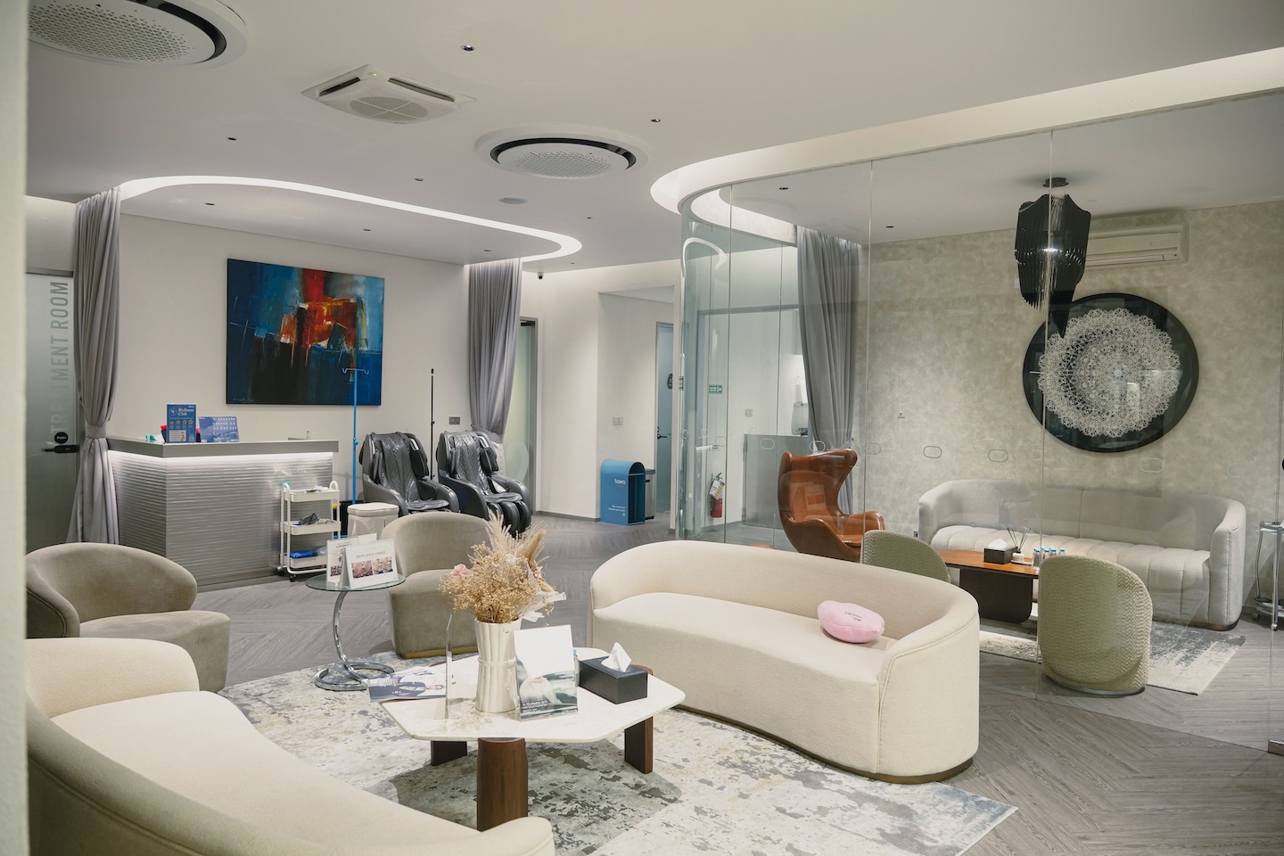 SKYN Clinic — Lounge utama